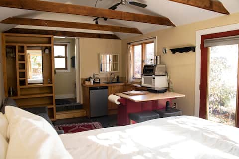 North End cottage- Amazing Location- Updated!