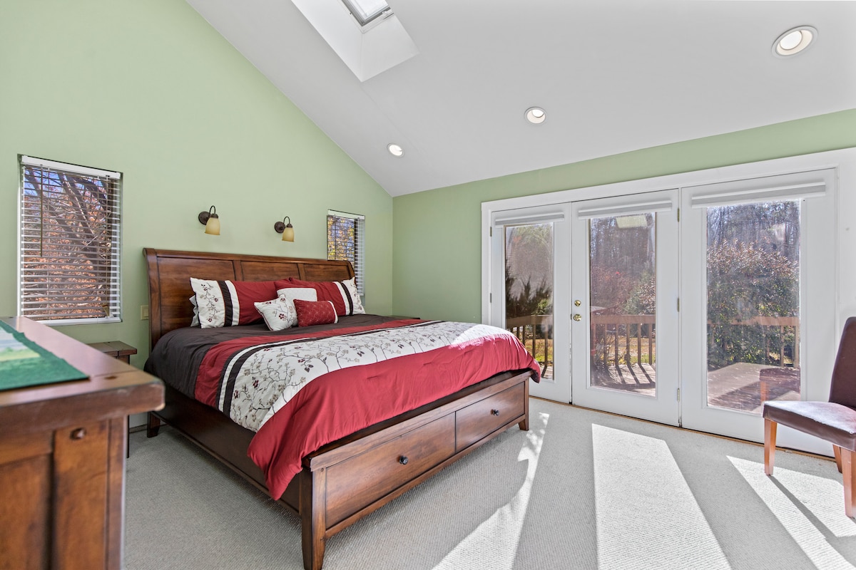 Chambre principale privée avec lit King Size (matelas Stearns et Foster très confortables) et porte-fenêtre menant à la terrasse.  Vue sur l'arrière-cour et la terrasse.