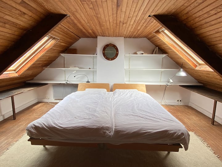 غرفة نوم رئيسية بسريرين من 90/200 وسريران كبيران