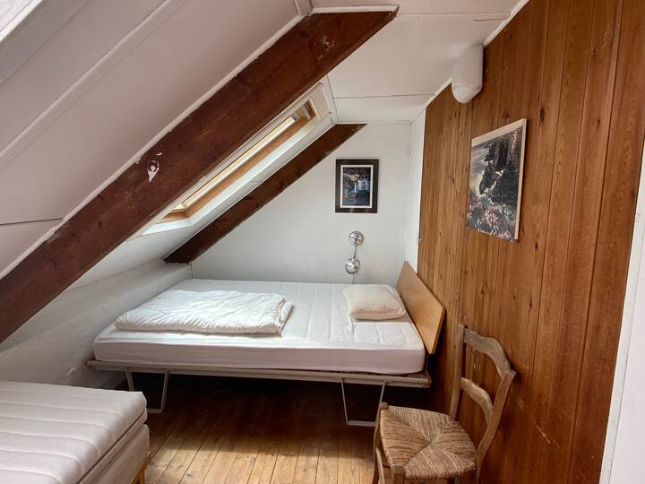 غرفة نوم صغيرة ، سرير واحد 140/190، سرير واحد 90/190.