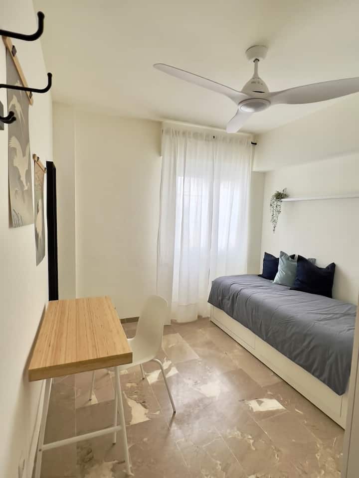 Dhoma e dytë e gjumit (krevati është i shtrirë për të fjetur dy persona).