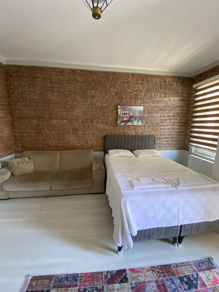 Გასაშლელი დივანი, რომელიც დივნის ფუნქციას ასრულებს, გახსნისას კი ორადგილიანი საწოლია.