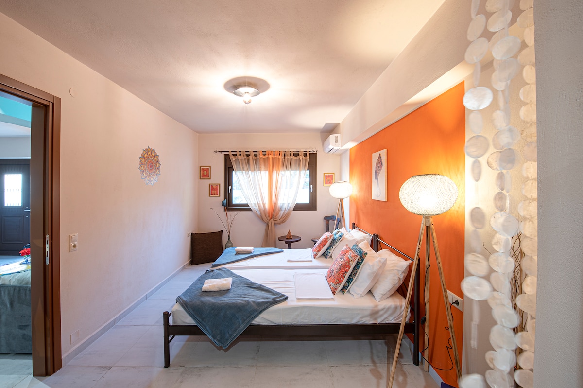 Spálňa 2 s vnútornou skriňou a oknom na dvore 