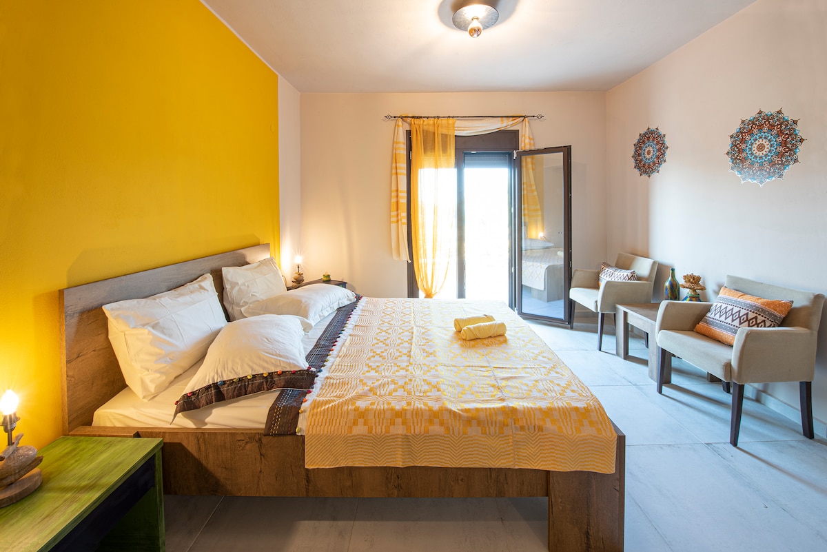 Spálňa s manželskou posteľou Queen a dverami do dvoru