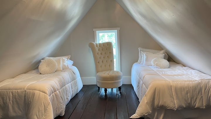 2 Twin beds in the loft and a sitting chair for brides.