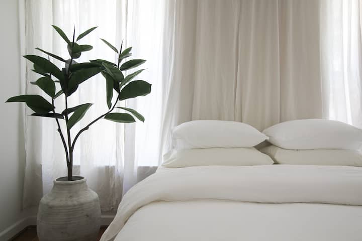 ¿Todo listo para desconectar? El dormitorio secundario tiene una cama tamaño queen con cómodas sábanas de algodón orgánico. 