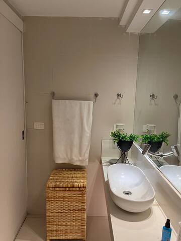 Modern 2-bedroom condo in Ipanema gallery image 3