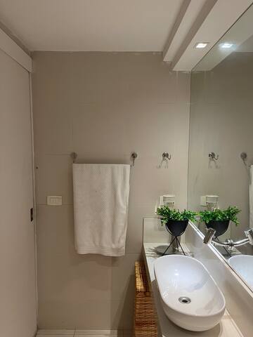 Modern 2-bedroom condo in Ipanema gallery image 2