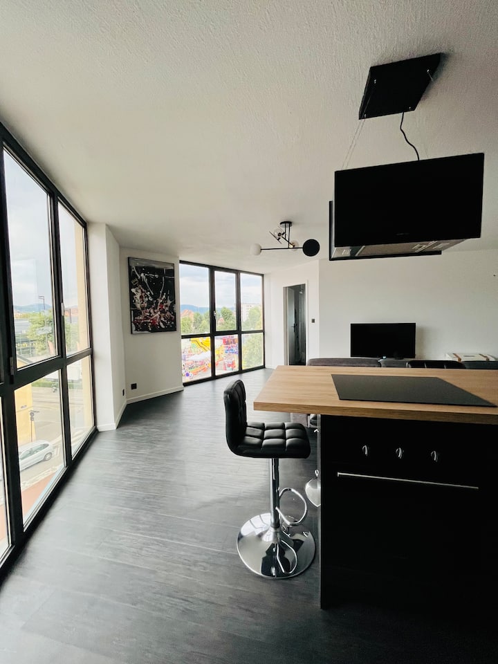 NEW Beautiful centrally located apartment with garage Apartments for