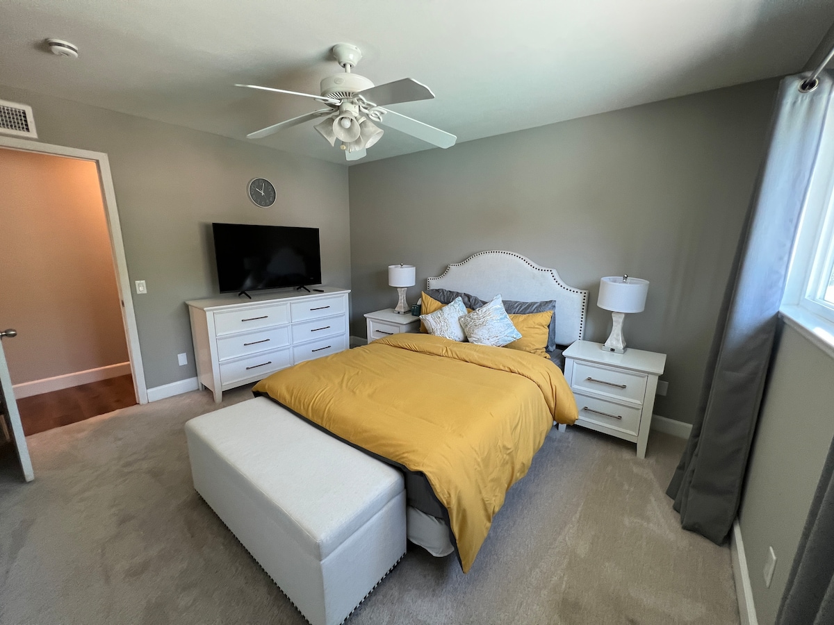 Luminosa suite de invitados con ropa de cama lujosa y confort.