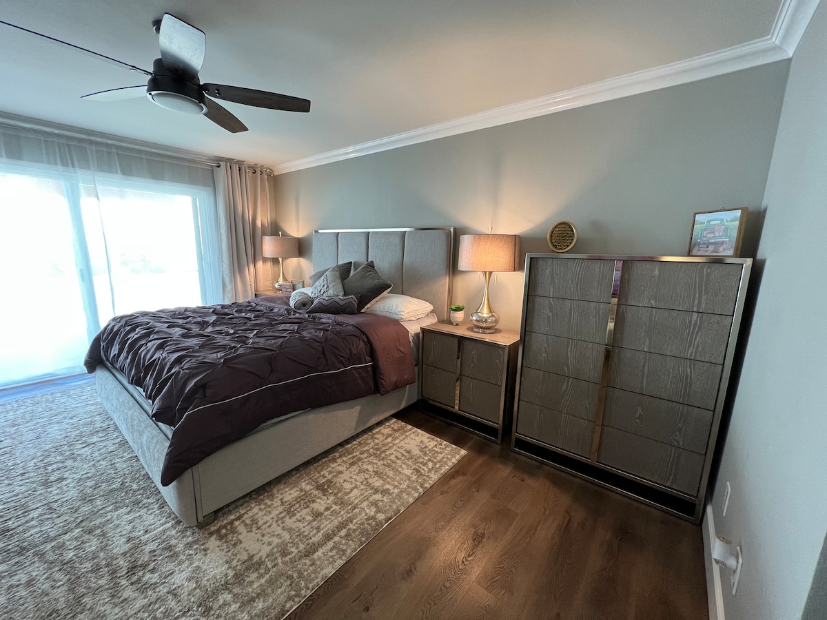 Amplio dormitorio principal con cálida luz natural.