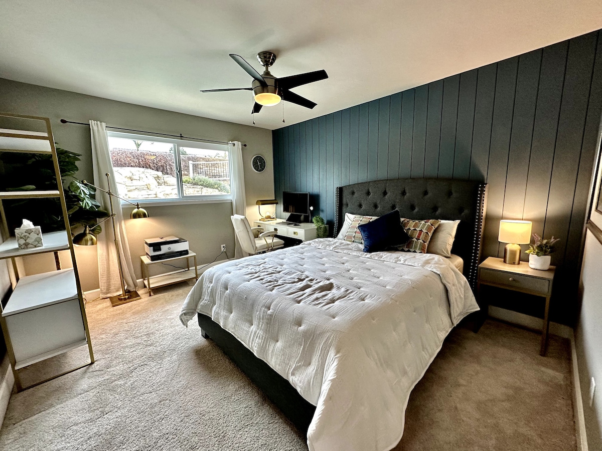 Elegante y moderno segundo dormitorio con acogedora cama tamaño queen.