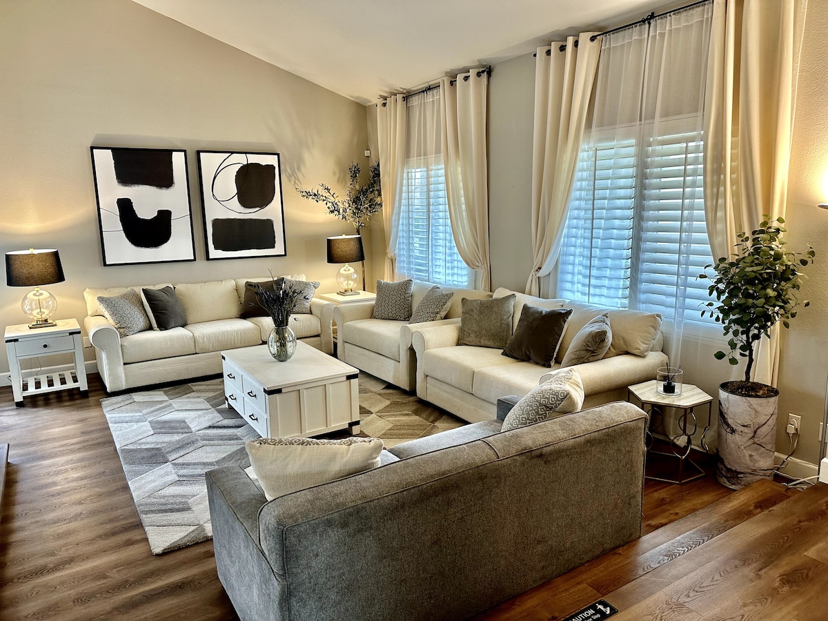 Sala de estar luminosa y espaciosa hecha para relajarse.