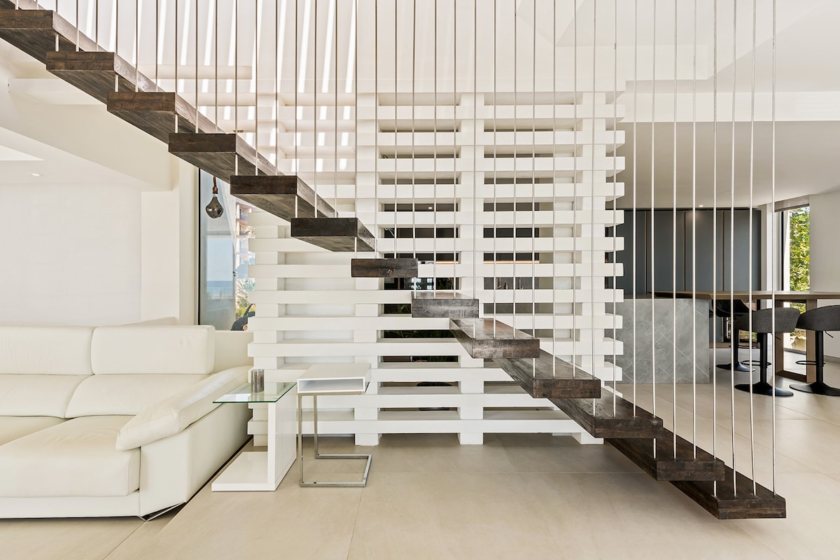 Top Airbnb: 5* Beachfront Villa, SAUNA, Gym, Heated Pool, Chef en Mijas