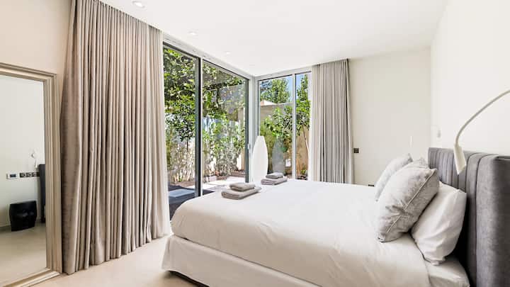 Ground floor ensuite bedroom leading onto patio and garden area