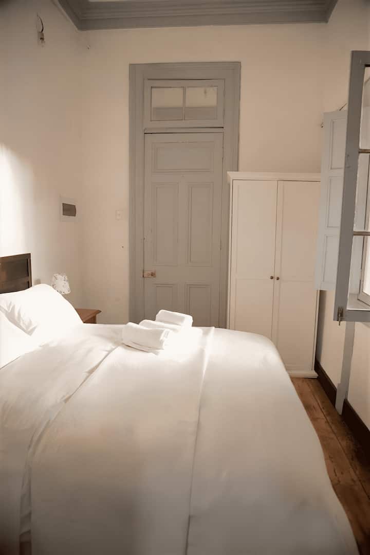 חדר שינה עם מיטת קינג - חדר רחצה משותף