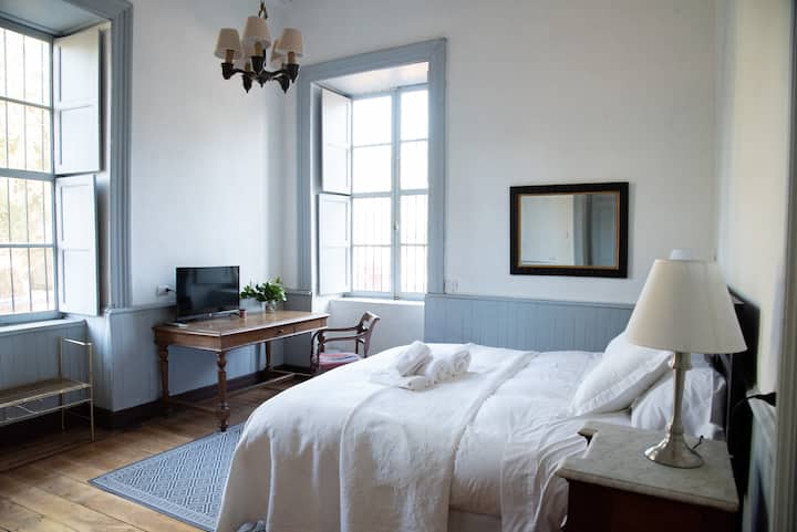 סוויטת הורים עם חדר רחצה פרטי ושולחן עבודה 