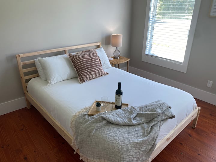 Dormitorio de invitados en el nivel principal. Cama tamaño queen.