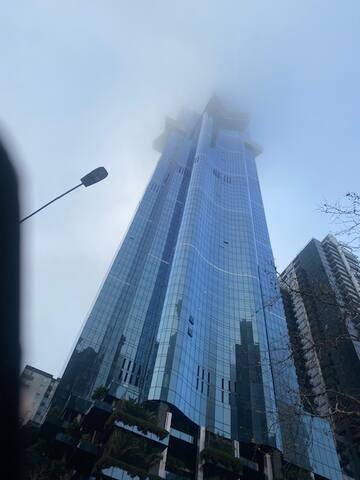 Perfect Southbank location. Sleep above the clouds gallery image 2