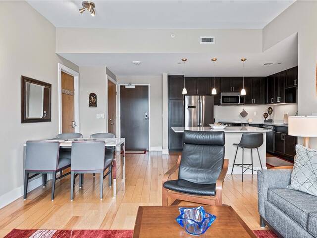 Downtown Chic Luxury Condo with Views gallery image 3