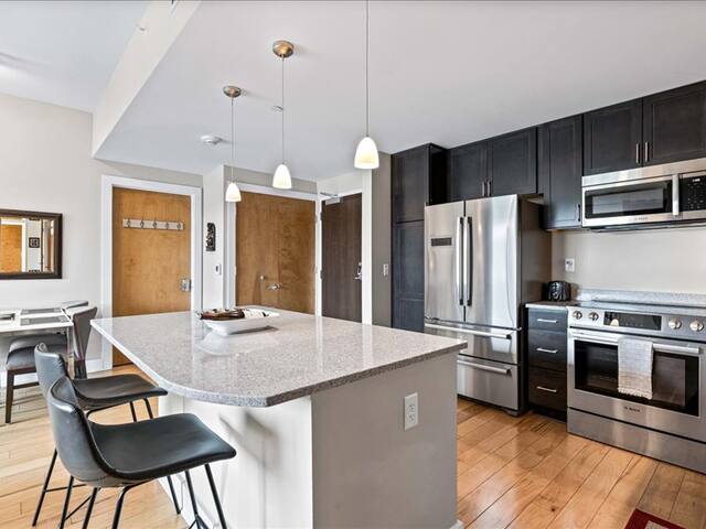 Downtown Chic Luxury Condo with Views gallery image 5