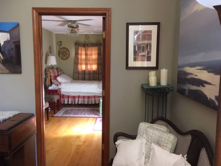 Charming bedroom stay w/ deck access, & hall bath Bed and breakfasts