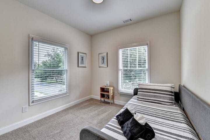 Posteľ č.4 sa vysúva a je pod zobrazenou posteľou. 