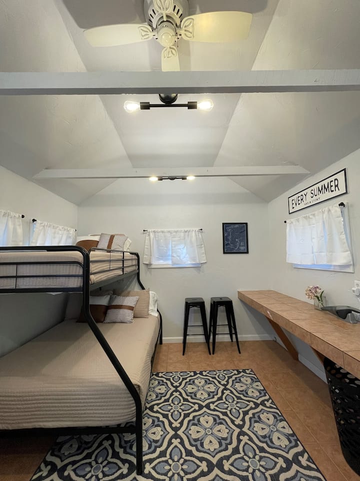 Kuća na kat - 3 kreveta (Twin over Full Bunk Bed). Sezonski prostor. Dostupno samo od svibnja do rujna. Nalazi se na maloj udaljenosti od glavne kuće (zasebna zgrada - glavna kuća dostupna je tijekom cijele godine).
