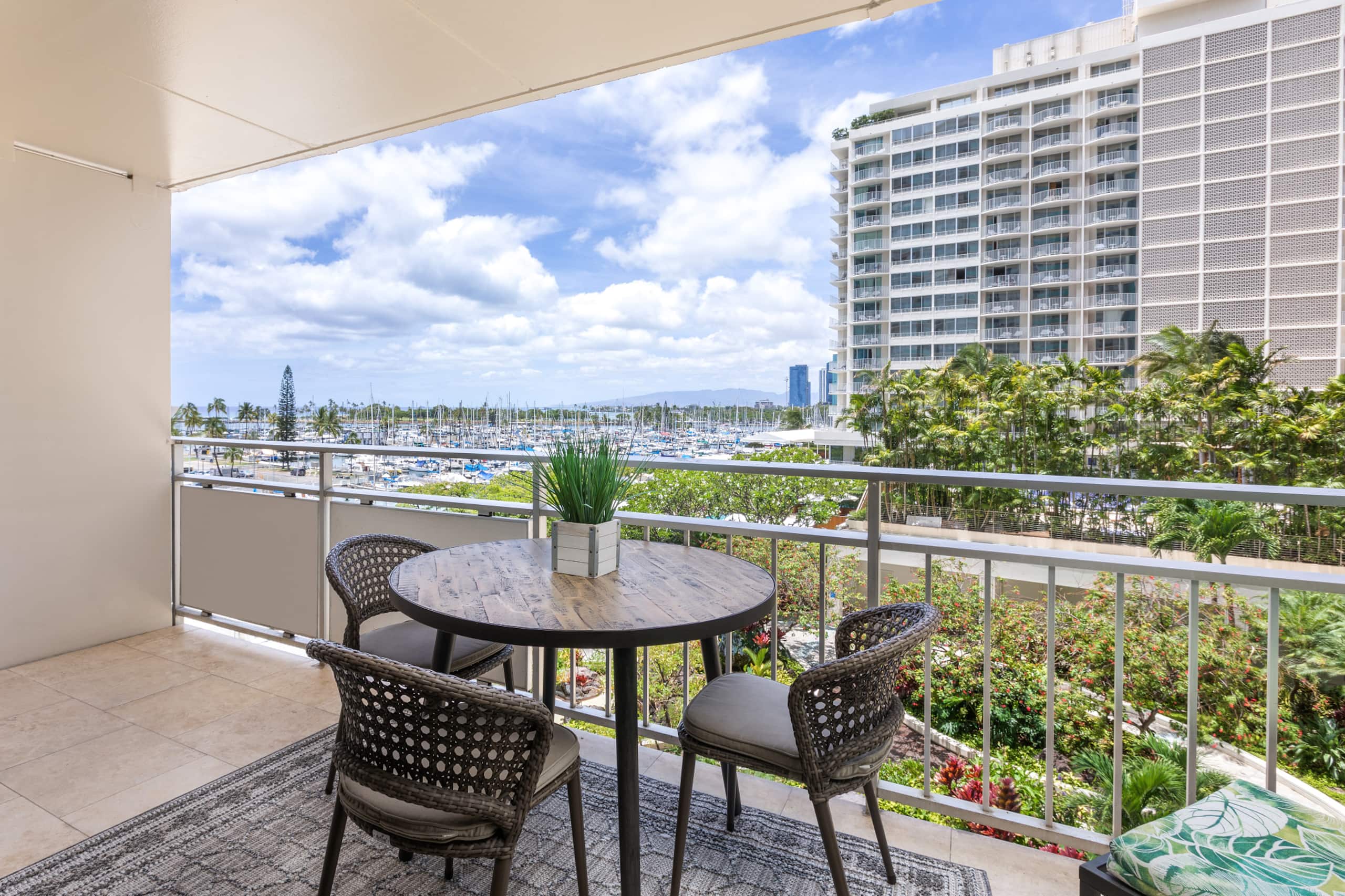 Condo in Honolulu · ★4.89 · 1 bedroom · 2 beds · 1 private bath - Image 18