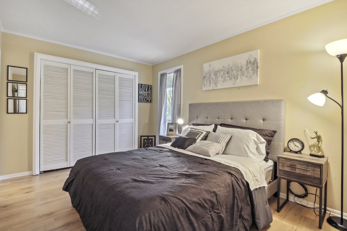 Chumba cha kitanda kilicho na kitanda cha ukubwa wa malkia!