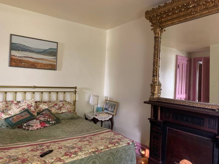 Bedroom 4, Walnut Tree Room, king size bed