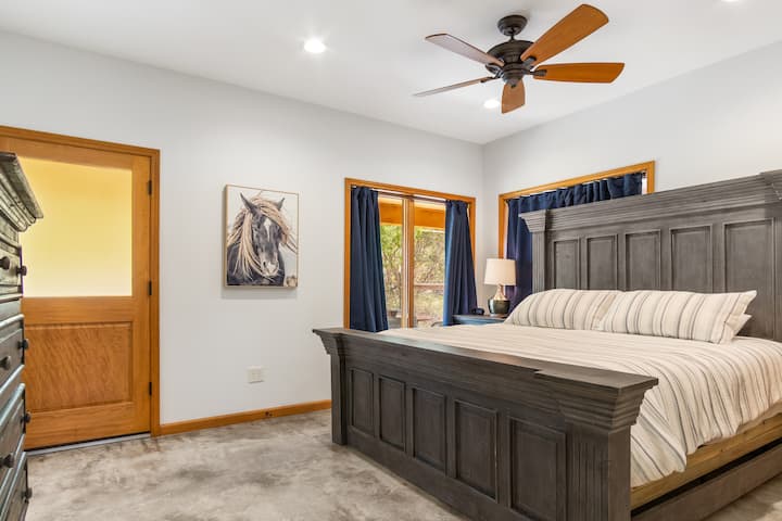 Një krevat mbretëror dhe i rehatshëm me madhësi mbretërore mund të gjendet në dhomën kryesore të fermës, të kompletuar me çarçafë të pastër (siç janë të gjitha hapësirat e fjetjes këtu).