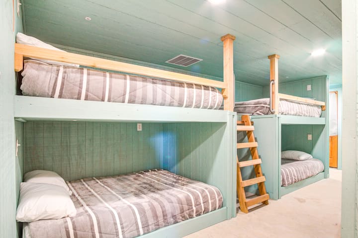 Dhoma e tretë e gjumit ka konfigurime krevati me hapësirë gjumi për deri në gjashtë persona. Fëmijët e duan këtë dhomë!