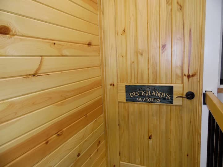 Deckhand ოთახი სრული ზომის საწოლი და futon, აღჭურვილია 32 დიუმიანი Roku