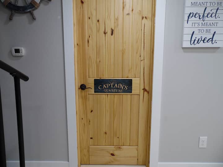 Კაპიტნის კვარტლებიდან იშლება ტბის ხედი, მდებარეობს მთავარ სართულზე, აქვს სააბაზანოს პირდაპირ მიმდებარე კარი.  Queen ‑ ის ზომის საწოლი, 40 ‑ იანი Roku TV ‑ ში.  