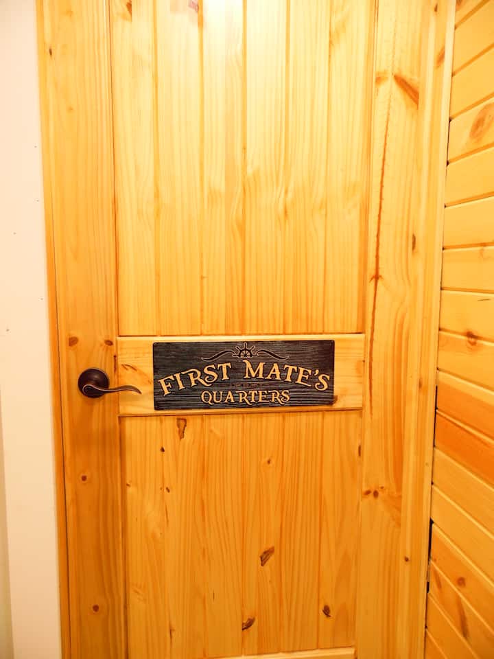 Პირველი მატეს კვარტალი - საწოლი 152 × 203 სმ - საწოლი 152 × 203 სმ.  Აღჭურვილია Smart TV-ით