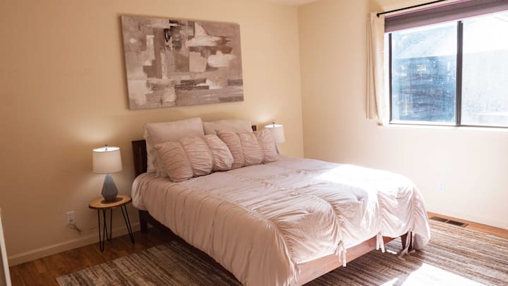 2nd bedroom with queen bed