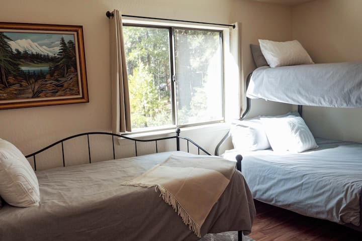 3rd bedroom with queen bed and two twin beds