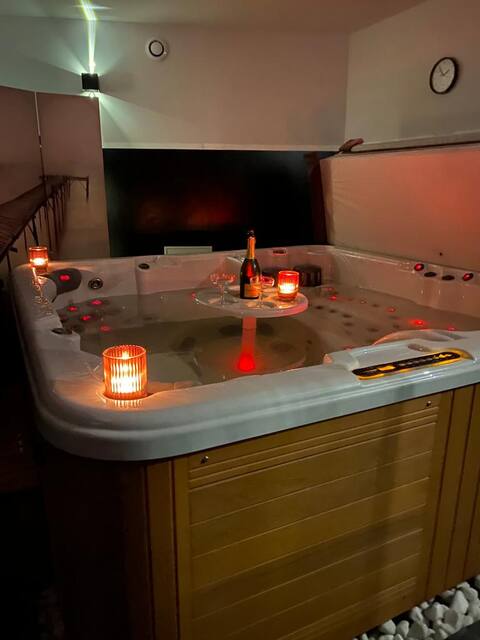 Love Room with hot tub, massage chair
