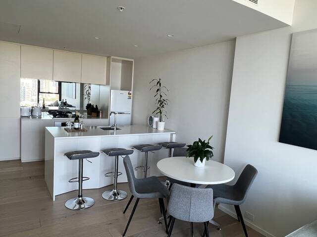 Luxury 3 Bed 2 Bath + car park at Melbourne Square gallery image 5