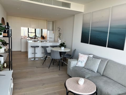 Successful Airbnb property: Luxury 3 Bed 2 Bath + car park at Melbourne Square in Southbank