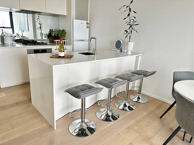 Luxury 3 Bed 2 Bath + car park at Melbourne Square gallery image 2