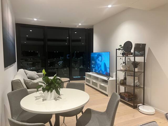 Luxury 3 Bed 2 Bath + car park at Melbourne Square gallery image 4