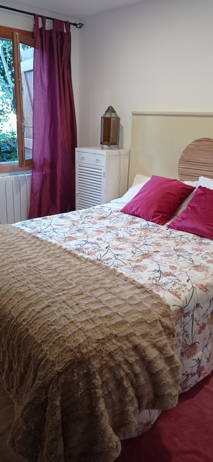 ห้องใหญ่ (เตียง 150) พร้อมห้องน้ำและทางออกด้านนอกโดยตรง