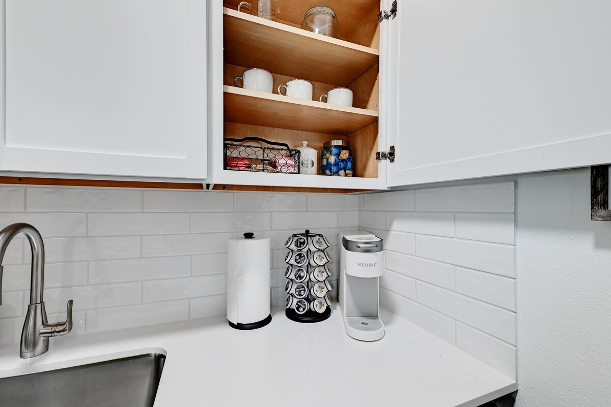 Bright & Modern 1BR Condo Near Campus & Downtown
