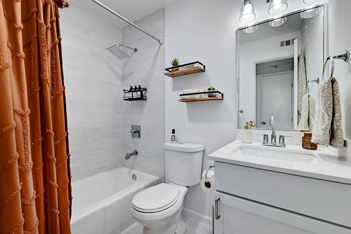 Bright & Modern 1BR Condo Near Campus & Downtown