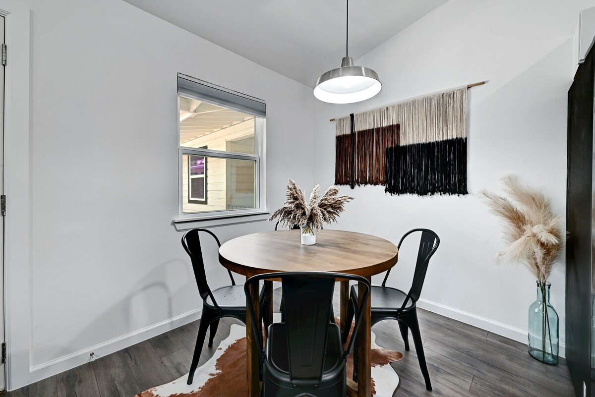 Bright & Modern 1BR Condo Near Campus & Downtown