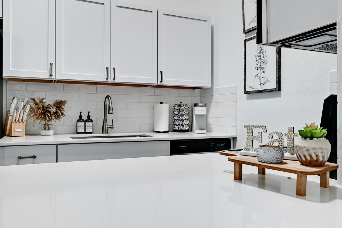 Bright & Modern 1BR Condo Near Campus & Downtown