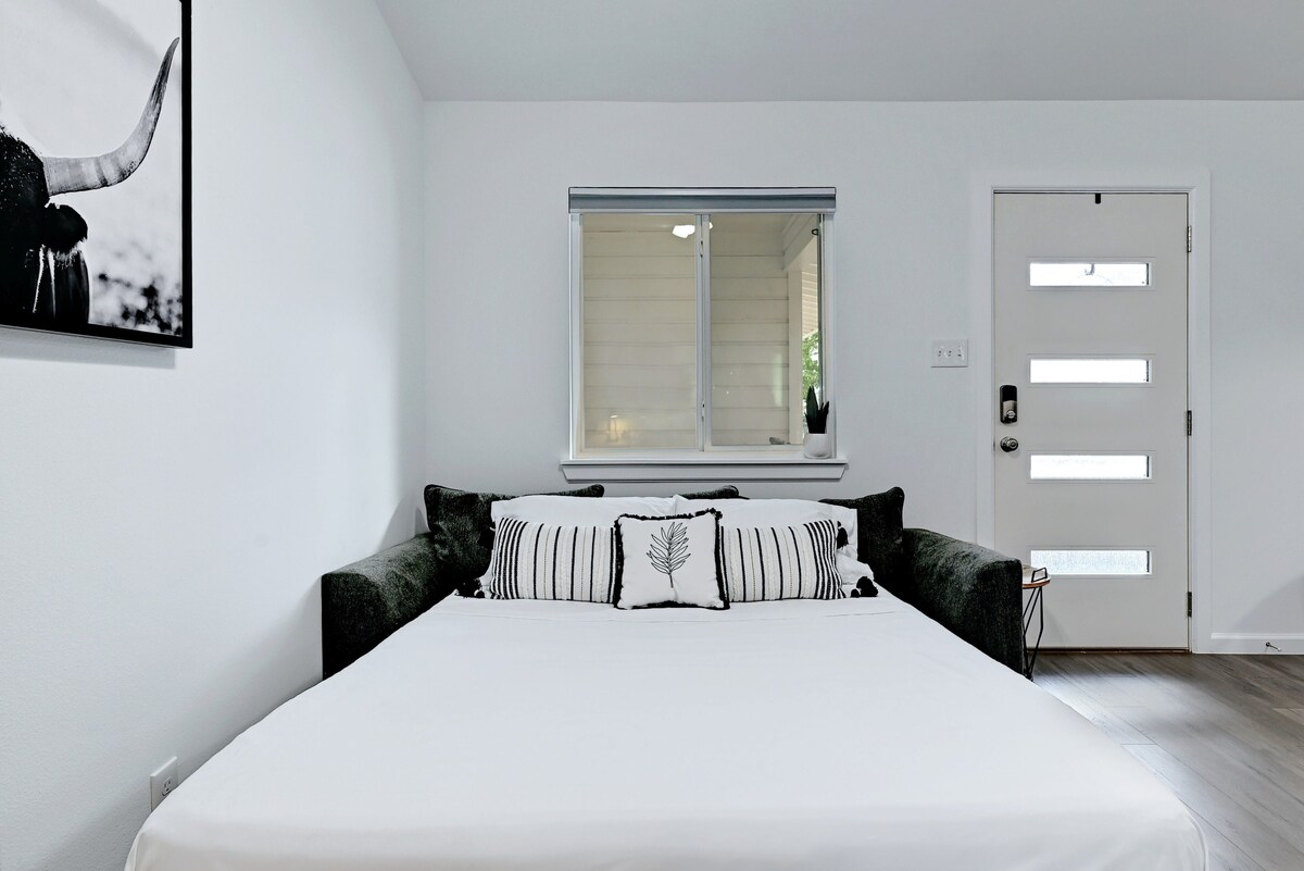 Bright & Modern 1BR Condo Near Campus & Downtown