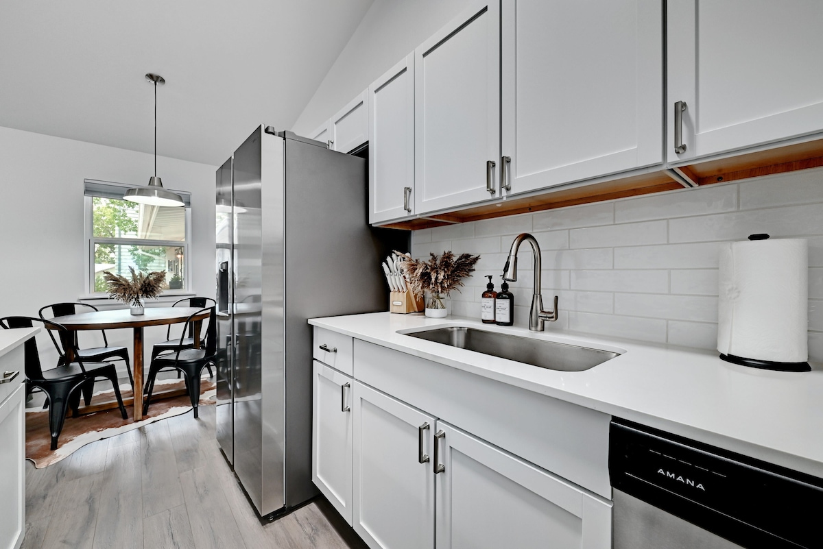 Bright & Modern 1BR Condo Near Campus & Downtown